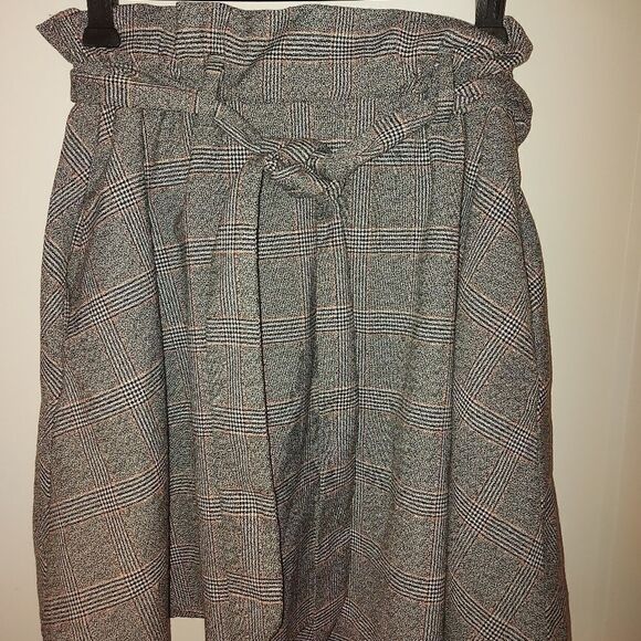 2/$20 H&M belted plaid skirt - Picture 2 of 5
